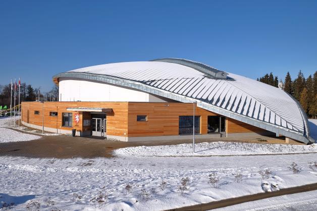 c) Zimní stadion Zimní stadion byl slavnostně otevřen 28. října 2015. Od svého otevření se těší velké oblibě a zájmu u veřejnosti, škol, hokejových zájmových skupin i BHK Turnov.