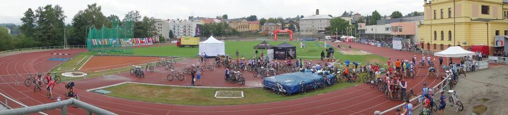 Využití atletického stadionu 2011-2015 rok 2011 2012 2013 2014 2015 školy (hod) 495 520 428 557 502 akce (počet) 9 12 13 12 18 V průběhu roku se koná celá řada atletických závodů okresního a
