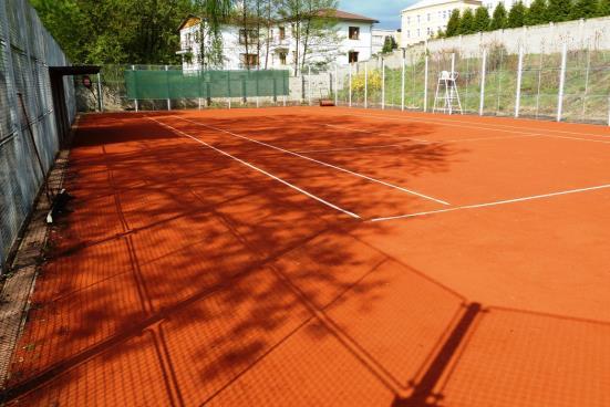 i) Tenisový kurt Tenisový kurt využívají skupiny na dlouhodobou dohodu a zároveň provádějí i drobnější údržbu.