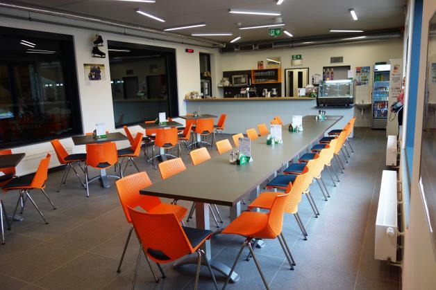 j) Občerstvení sportbar Součástí zimního stadionu je drobné občerstvení sportbar. Pro MST je to nová a všeobecně velmi diskutovná záležitost.