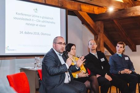 Učíme v souvislostech PROJEKT Hlavním cílem projektu Učíme v souvislostech je zvyšování odborných znalostí a kompetencí pedagogických pracovníků v začleňování témat GRV, zejména problematiky