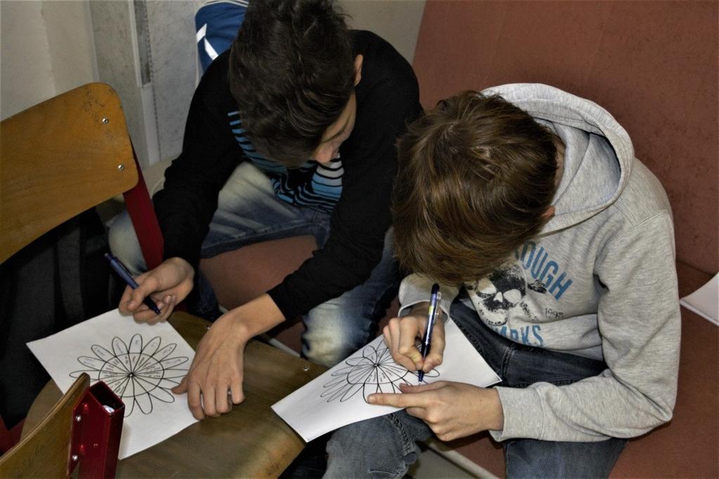 Projekt Na cestě... Cílem projektu Na cestě je nabídnout pedagogům a školám podporu pro výuku diskutovaných aktuálních témat, jako jsou migrace, integrace a identita.