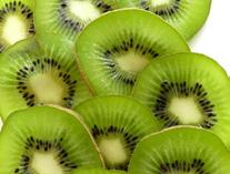 Kiwi řezy Korpus 250 g hladké mouky, 250 g cukru, 10 lžic vody, 10 lžic oleje, kypřící prášek Krém vanilkový cukr, bílý jogurt, smetana ke šlehání Poleva 0,5 l vody, 100 ml kiwi sirupu, 6 kiwi,