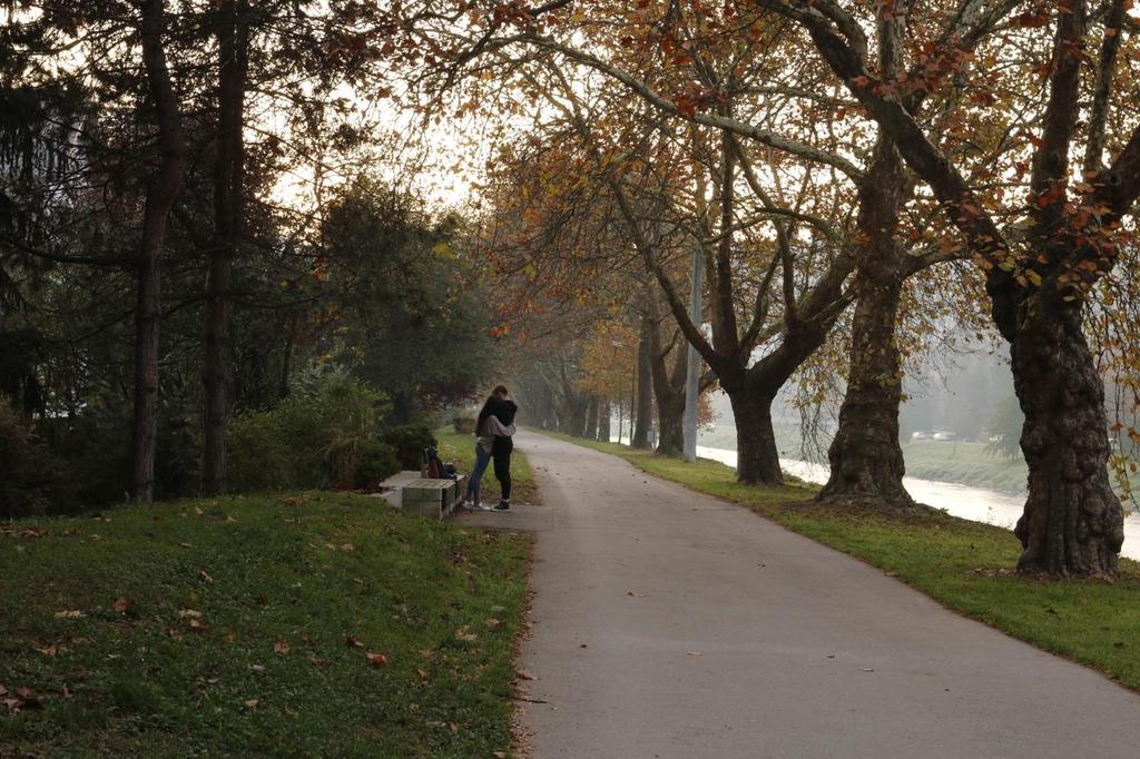 Želja Nekaj si želim, pa vem, da si ne smem želeti. Nekaj bi rada, pa vem, da tega ne morem imeti.