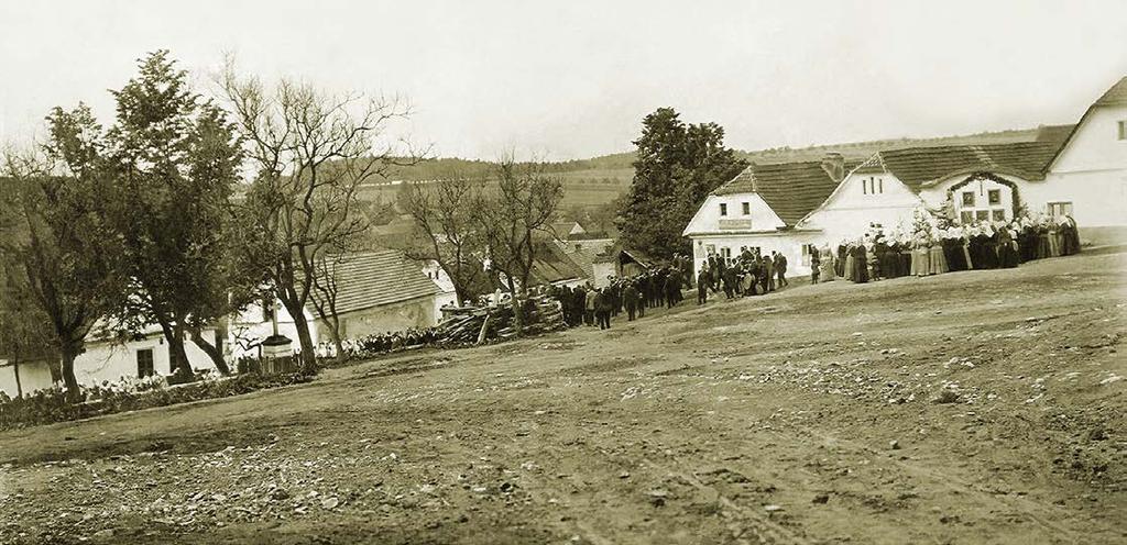 Josef Šimek - Naše Vesnice Chotýšanská kronika Kniha pátá část VIII. Staré zvyky a obyčeje /14./ Do našich dnů se stavění májí na vesnici už vůbec nezachovalo.