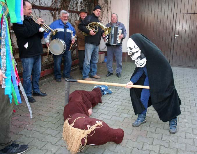 Tam kapela ještě nějakou dobu dále vyhrávala k poslechu i tanci.
