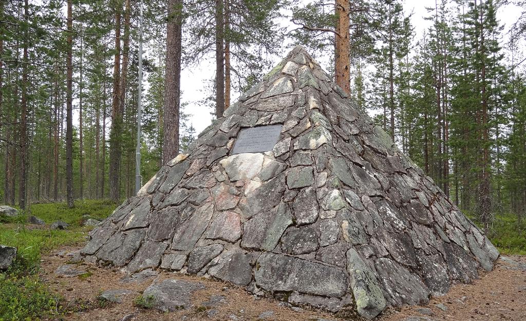 Pokroc ilé názory na tvar a rozme ry Zeme Stupn ová me r ení v Laponsku 44. Maupertuis, památník Tomáš Bayer bayertom@natur.