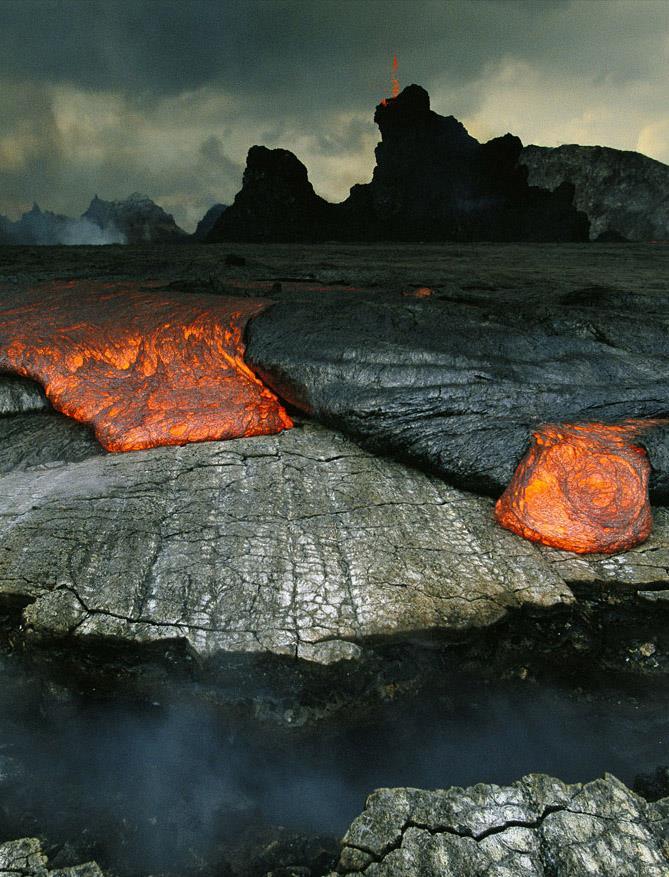 Kde se bere na povrchu planet tavenina? Zvýšený tlak posouvá teplotu tavení k vyšším teplotám. Za normálních okolností by tavenina v kůře neměla existovat brání tomu tlak.