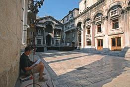 Naproti Splitu se nacházejí téměř všechny velké dalmatské ostrovy Brač, Šolta, Čiovo, Hvar a Vis a Split je i střediskem největší části vnitrozemí Dalmácie s