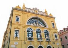 státu od 9. do 12. století. Ve Splitu se nalézá i nejdůležitější ze tří galerií, věnovaná největšímu chorvatskému sochaři Ivanu Meštrovićovi (13 a 14).