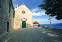 Okolí Dubrovníku nemá mnoho monumentálních staveb, ale vyniká harmonií architektury, včleněné do zeleně přírody. To se nejvýraznějí projevuje v nejjižnějším cípu Chorvatska, úrodném údolí KONAVLE.
