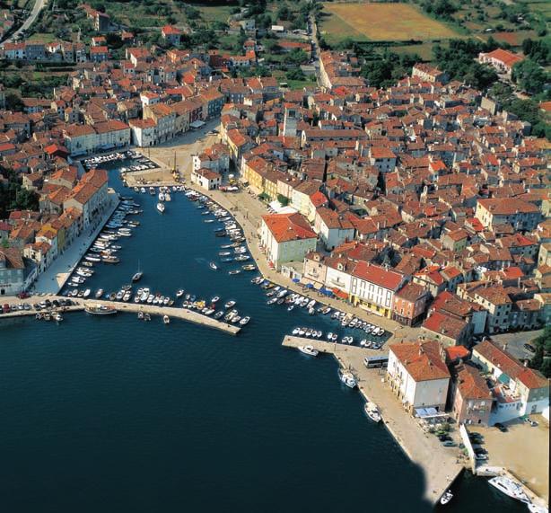 spojena městečka na kopcích, podobná akropolním městečkům na Istrii.