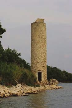 V pobřežní oblasti regionu Lika Karlovac stojí na úpatí 17 nejvyššího chorvatského horského masívu Velebit jediné větší město SENJ,