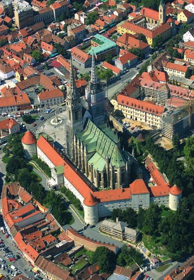 Nedaleko je i jezuitský kostel svaté Kateřiny (sv. Katarine) (24) s přepychovým interiérem (25) a oltářem (21).
