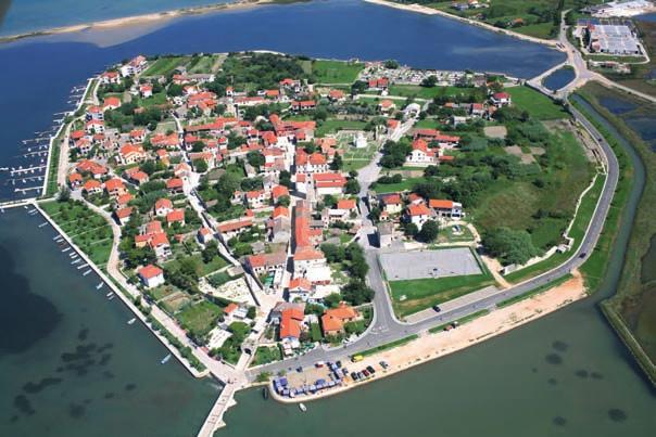 27 28 29 30 V zadarském historickém jádru je mnoho rozmanitých kulturních památek hradeb, věží, kostelů, paláců, veřejných budov a velkolepých bran.