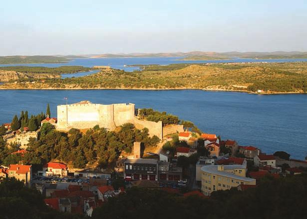DALMÁCIE ŠIBENICKÝ REGION Strážce památek středozemního stavitelství, které poznamenalo svět.