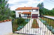 0,35 0,4 0,2 Apartmán RADOSLAV Lokalita: pěkně zařízený apartmán v podkroví domu situovaného 350 m od pláže. Hosté mají k dispozici společný gril a posezení.