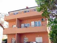 Možnost pobytu se psem (za popl. 6 EUR/den). Parkování u objektu. Wifi (zdarma). Objekt: 4 os. č. 12174 I. patro (45 m 2 ). Odd. ložnice s manž. lůžkem. Odd. ložnice s rozkl. pohovkou.