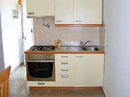 Koupelna (vana) s WC. 0,7 0,3 0,3 Apartmán NENA Lokalita: pěkně vybavený apartmán se nachází v srdci letoviska, blízko místního kostela. Od nejbližší oblázkové pláže je vzdálen 700 m.