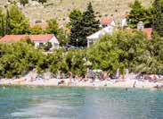 MAKARSKA ivé rekreační středisko uprostřed borových lesů a olivových hájů patří k nejkrásnějším turistickým Žstřediskům Dalmácie.