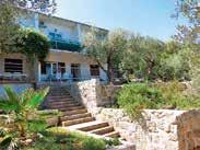 10 m Dubrovník 0,01 6 6 Apartmány BOSE Lokalita: apartmánový dům situovaný na klidném místě, v zeleni, 10 m od pláže (kombinace oblázků a přírodních skal). Hostům je k dispozici společný zahr.