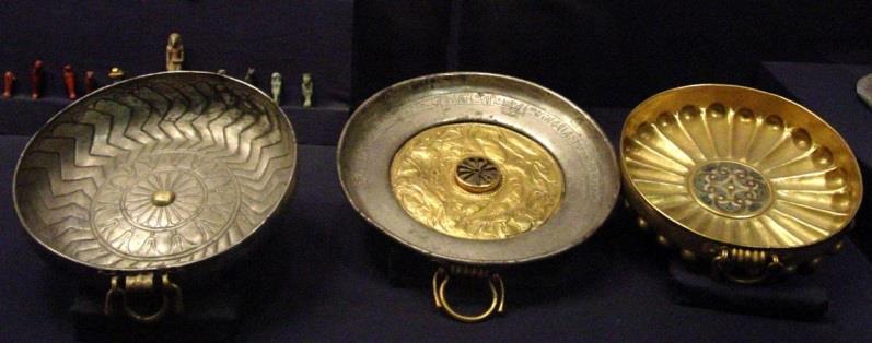 Předměty ze zlata: mumiové masky, šperky Výjimečný počet předmětů: vyrobených ze stříbra pokladnice káhirského muzea.