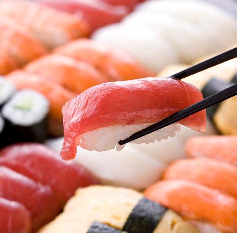 PŘÍPRAVA POKRMŮ PŘED HOSTEM SUSHI Výběr sushi a sashimi s wasabi,