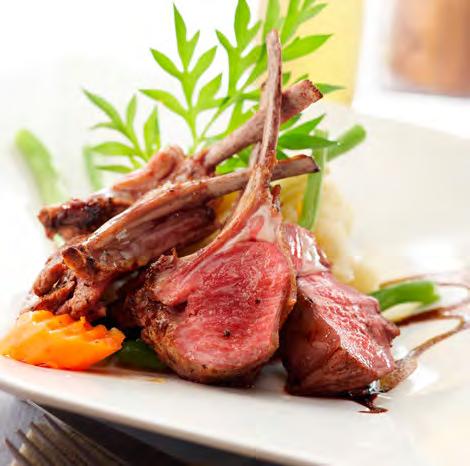 ŠÉFKUCHAŘOVA ORIGINÁLNÍ MENU LETNÍ 3-CHODOVÉ MENU Salát s okurkou, rajčaty, červenou cibulí, olivami a fetou Grilované baby kuřátko s restovanými novými brambory a zelenými listy Meruňkový tatin se