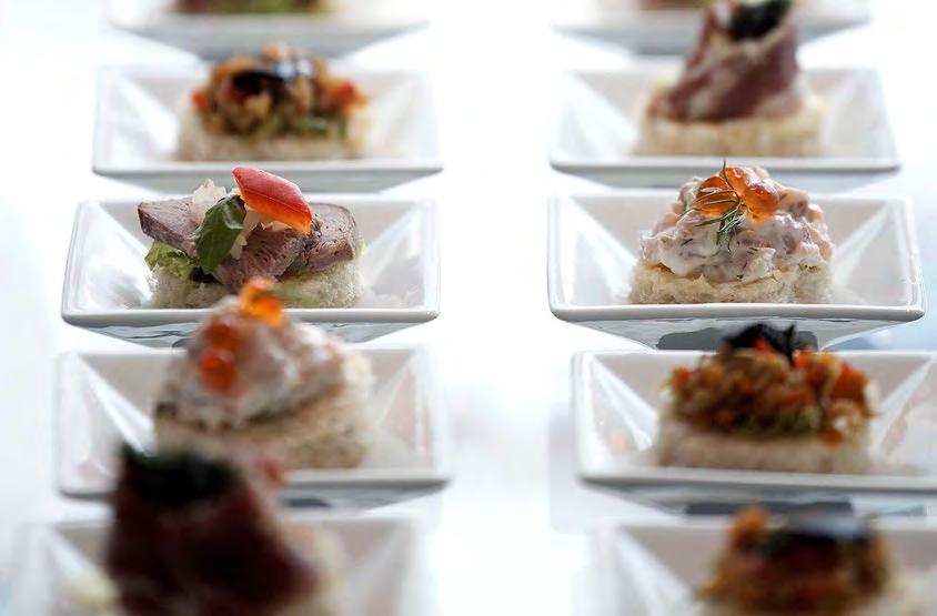 VYTVOŘTE SI SVÉ VLASTNÍ MENU STUDENÉ PŘEDKRMY MINIMUM 10 OSOB Terina z krabího masa a lososa s aioli omáčkou z pozvolna pečených cherry rajčat Trilogie z uzených ryb na sezónním salátu s krémem z