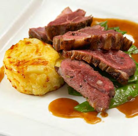 VYTVOŘTE SI SVÉ VLASTNÍ MENU HLAVNÍ CHODY MINIMUM 10 OSOB MASO A DRŮBEŽ Kotleta z novozélandského jehněčího provoněná rozmarýnem a citrónovou kůrou se sezónní zeleninou a koláčkem z polenty