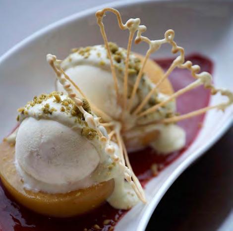 VYTVOŘTE SI SVÉ VLASTNÍ MENU DEZERTY MINIMUM 10 OSOB Ledový fondant z hořké čokolády s Amaretto omáčkou a marinovanými lesními plody Výběr z domácího cukroví a malých sladkostí