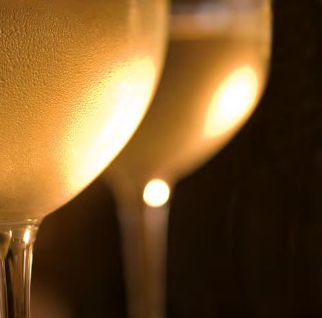 VINNÝ LIST Bílá vína 150 ml 750ml Chardonnay 150 KČ 730 KČ McGuigan Jihovýchodní Austrálie Dobře vyvážené, s převládající ovocností a nádechem dubového dřeva Exklusiv Riesling Trocken 155 KČ 760 KČ