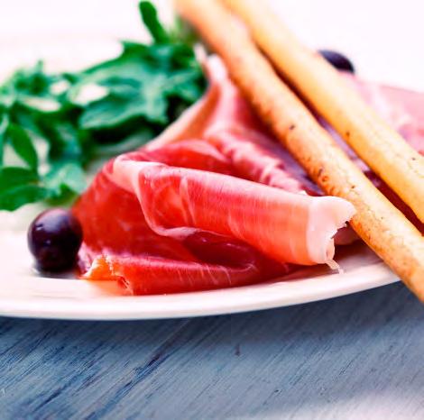 FINGERFOOD RECEPCE MORZINSKÝ PALÁC SLADKÉ POKUŠENÍ Kornouty plněné lesními plody a šlehačkou Mini