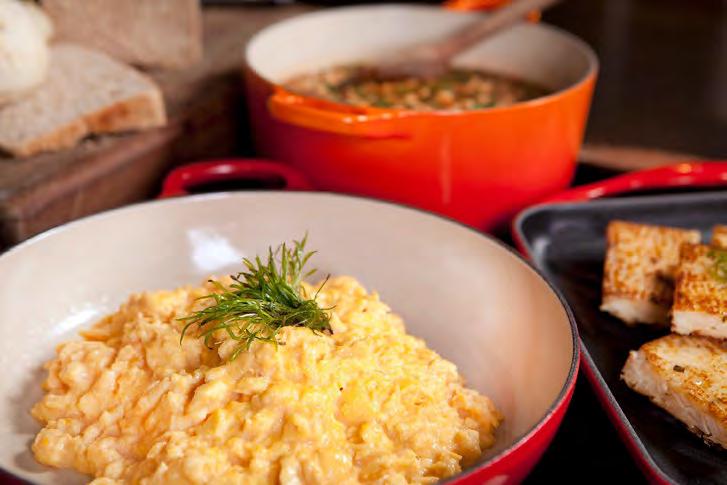 HILTON SNÍDANĚ Kukuřičné lupínky, müsli, celozrnné cereálie, rýžové křupinky a nízkotučné mléko Bílý a ovocný jogurt Míchaná vejce, smažená vejce a omelety