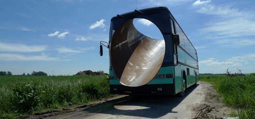 Sochu Tour vytvořenou z autobusu Volvo a ocelové roury procházející střechou a předním sklem nazval Lukáš Rittstein antropologickým putovním monumentem.