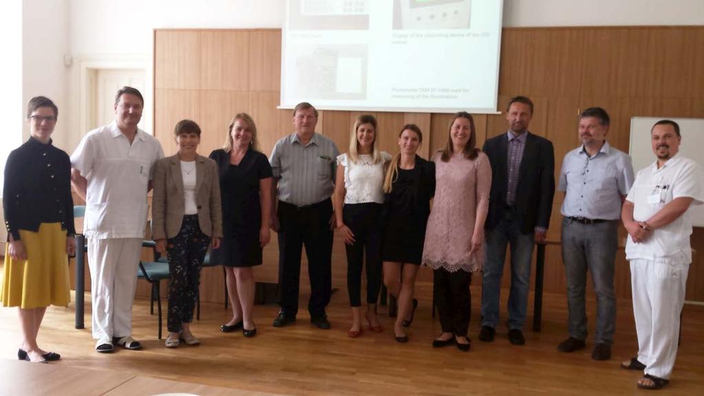 Ukončení studia optometry pro první absolventky Úspěšné ukončení studia v oboru optometry společná fotografie studentů a vyučujících. se objeví něco nového.