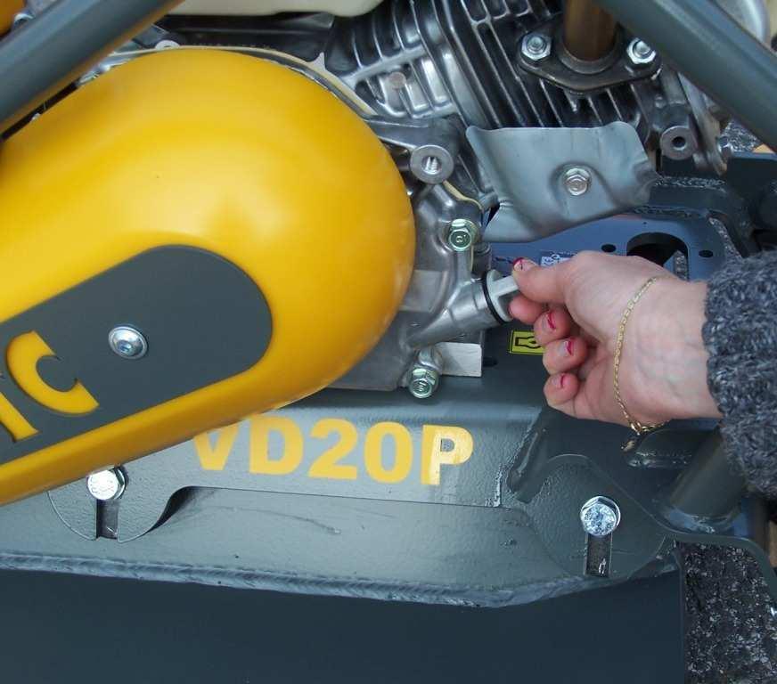 3. PŘED SPUŠTĚNÍM STROJE - Průběžně kontrolujte, zda z vibrátoru nebo motoru neuniká (nesákne) olej. V případě zjištění závady kontaktujte autorizovaný servis, nebo výrobce.