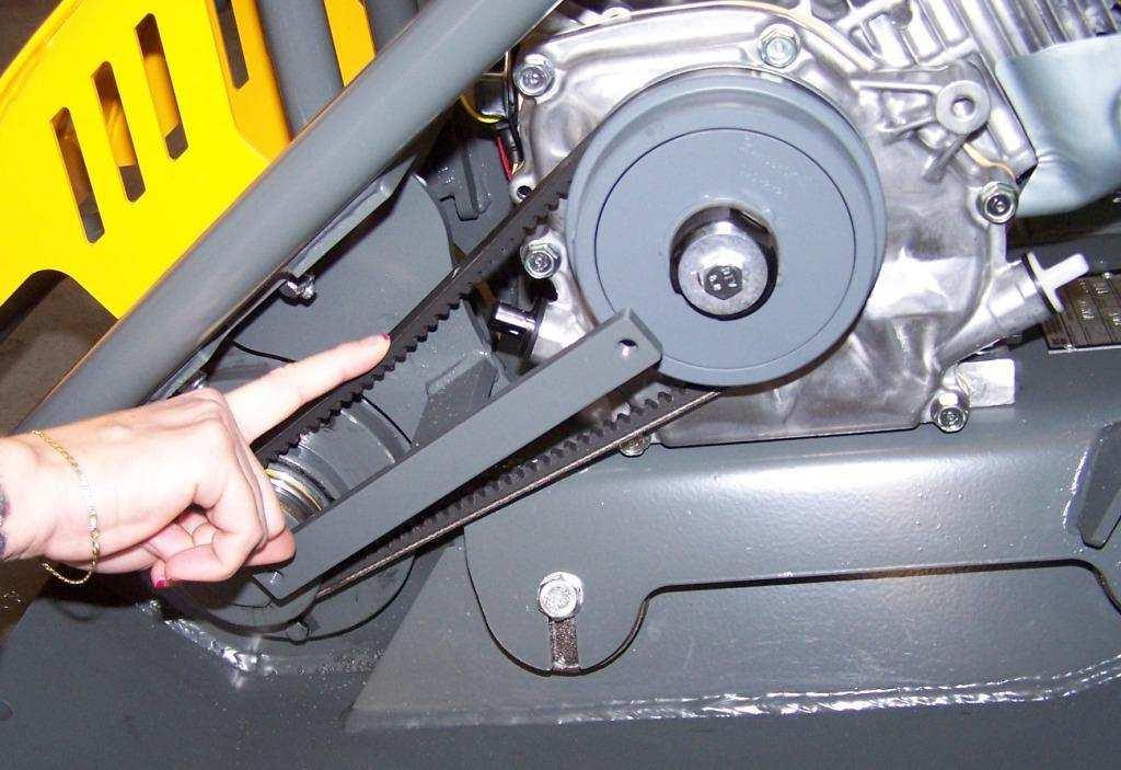 5.1. Údržba motoru - viz přiložený samostatný návod k obsluze motoru. 5.2. Napínání klínového řemenu Pravidelně kontrolujte napnutí klínového řemene náhonu vibrátoru.