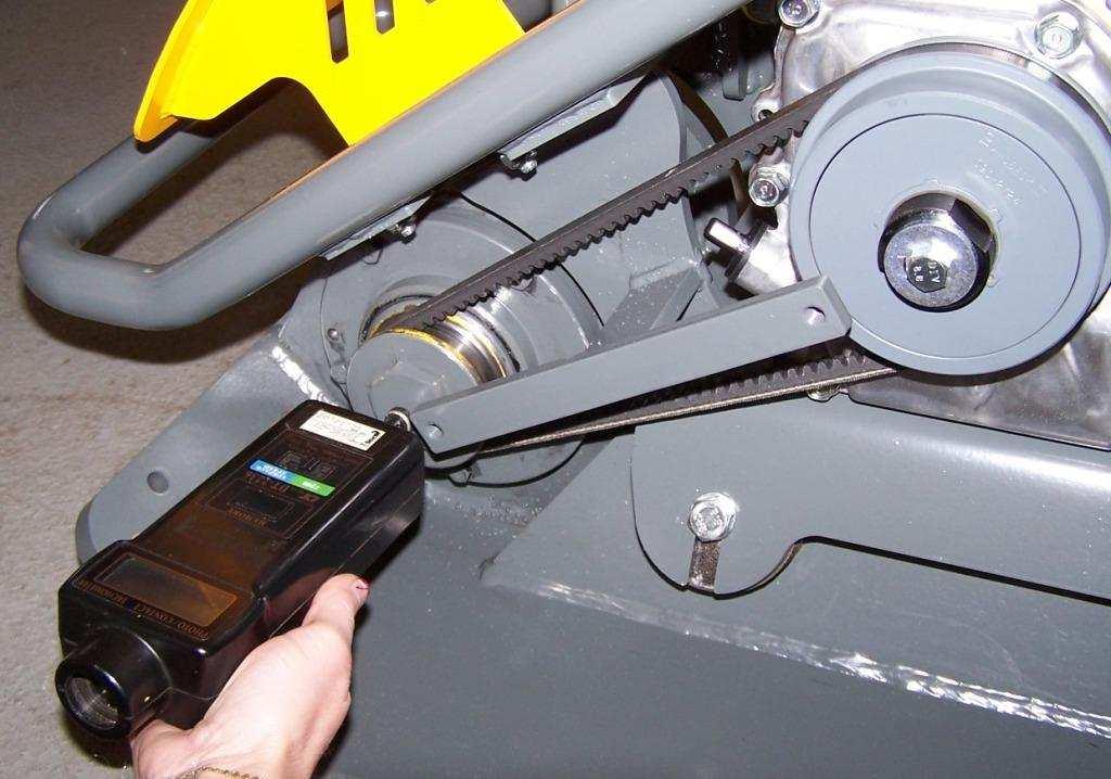 Nastavení otáček motoru V případě opravy nebo výměny motoru je nutné nastavit pracovní otáčky motoru. Frekvence vibrátoru je 100 Hz (otáčky vibrátoru jsou 6000 ot.