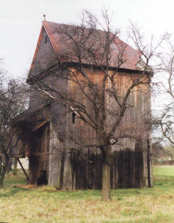 Obr. 2 Kostra větrného mlýna Obr. 3 Pozůstatky kostry větrného mlýna (převzato od Doubek, 2005) (foto J. Horáčková, 21.3. 2009) Středem obce Lhota protéká Šišemka, která bývá nazývána i Lhotským potokem.