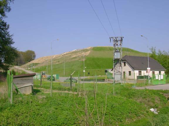 Obr. 5 Skládka odpadu u Hradčan Obr. 6 Zrekultivovaná skládka odpadu (foto J. Horáčková, 25. 4. 2009) u Soběchleb (foto J. Horáčková, 7.