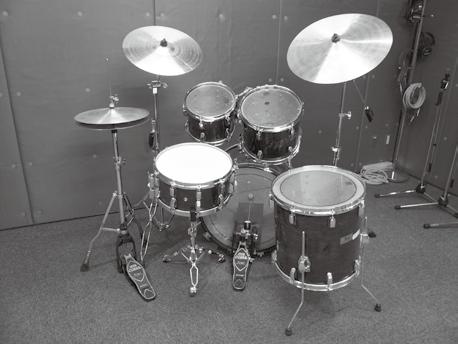Něco málo o bicích Sada bicích a její prvky Zde je několik základních termínů ohledně bicích sad. Kopák (Basový buben)/pedál kopáku Virbl (Snare) Hraje se na něj pedálem, je to největší buben v sadě.