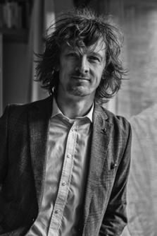 MUDr. DANIEL ČERNÝ ukončil štúdium stomatológie na LF Karlovej univerzity v Hradci Králové v roku 1998. Po atestácii 1.