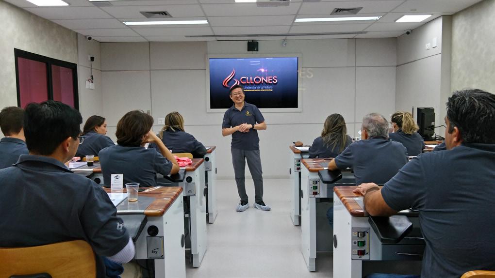 Dr. Paulo Kano je špičkový svetoznámy zubný lekár a zubný technik z Brazílie japonského pôvodu. Najskôr pracoval ako zubný technik, neskôr vyštudoval implantológiu na univerzite v Sao Paulo.