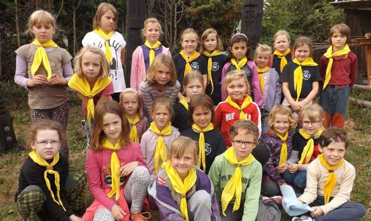 výroční zpráva 2016 11 Světlušky Světlušky jsou hravá a zvídavá děvčata ve věku od 6 do 11 let. Po založení družinky Benjamínků jsou v oddíle většinou holky od 2. do 5.