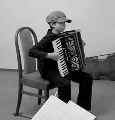 15 OHLASY / SPORT ZÁVĚREČNÝ KONCERT KPH V pátek 28. dubna se obřadní síní města rozezněly tóny akordeonu a violoncella na posledním koncertu Kruhu přátel hudby pro tuto sezonu.