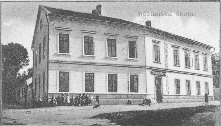 NĚCO Z HISTORIE provedení bylo zadáno rájeckému zednickému mistrovi Františku Brázdovi (1821 1899) z čp. 16, jenž zároveň tehdy ve volebním období 1873 1876 vykonával funkci starosty obce.
