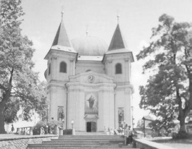 19 tvořený členy obecního zastupitelstva, školní mládeží, učitelstvem, hojným počtem místního i přespolního obyvatelstva a ve stejnokrojích oděnými členy rájeckého Veteránského spolku císaře