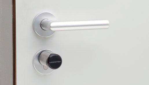 Vhodné pro prosklené dveře 2. 2RFID čtečka s LED (zelený/červený signál) se snímací vzdáleností pro čtení/zápis 2-4 cm 3.