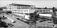neoblomný zastánce ústavu, unavený náročnou prací chirurga a nevybíravými osobními útoky odpůrců chystaného ústavu, odjel na dovolenou do Wadowic (Polsko).